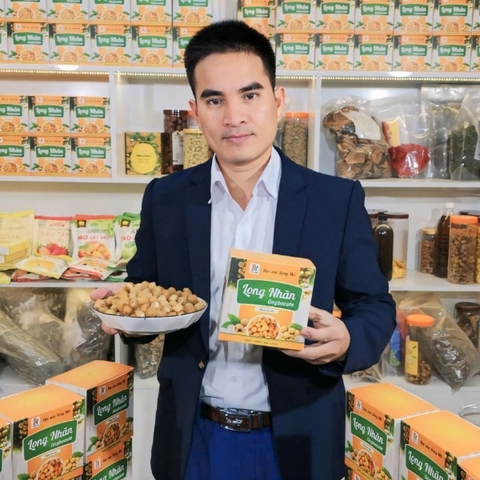 Long Nhãn Ôm Hạt Sen