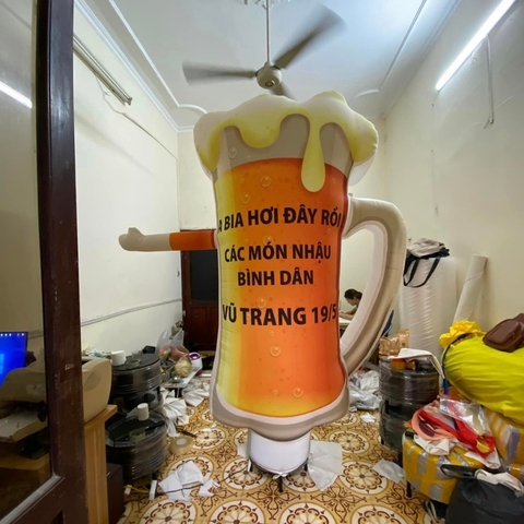 Rối hơi vẫy tay cửa hàng bia