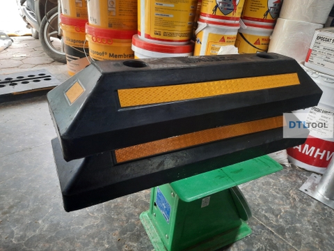 Chặn Bánh Xe Cao Su 560x160x100mm SDTL - Decal Phản Quang Dài | Cục Chặn Lùi Xe Ô Tô Cho Tầng Hầm & Bãi Đỗ Xe
