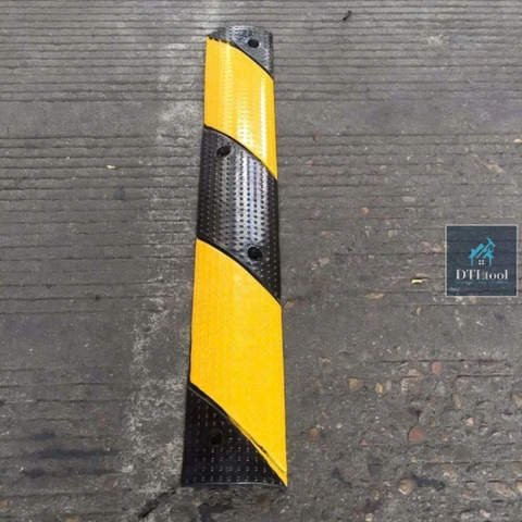 Gờ giảm tốc cao su 1000x150x30mm + Rãnh luồn dây gầm 20x20mm