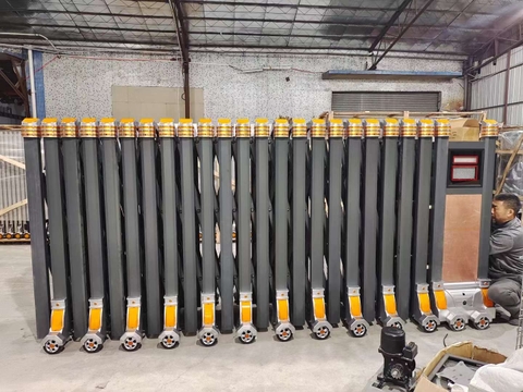 Cổng xếp hợp kim nhôm 03