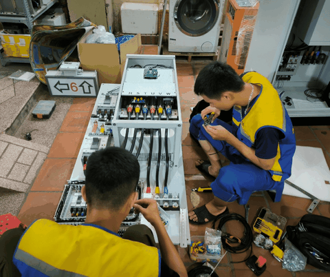 KÉO CÁP - LẮP ĐẶT TỦ ĐIỆN BIẾN TẦN CHO DÂY TRUYỀN NGHIỀN THAN TẠI QUẢNG NINH