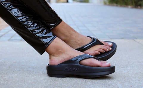 Dép phục hồi sức khoẻ chính hãng OOFOS Healthy Platform Black Sandal - Đen đế cao