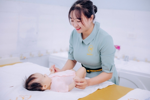 Chuyên đề đào tạo tắm bé và massage tại Kidizen