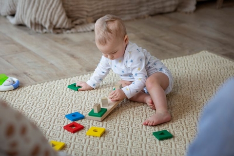 Cách chọn đồ chơi trẻ sơ sinh an toàn dành cho hội mẹ bỉm