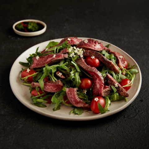 Grilled beef salad with rocket and vinegar