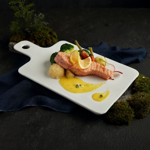 Grilled salmon with lemon sauce