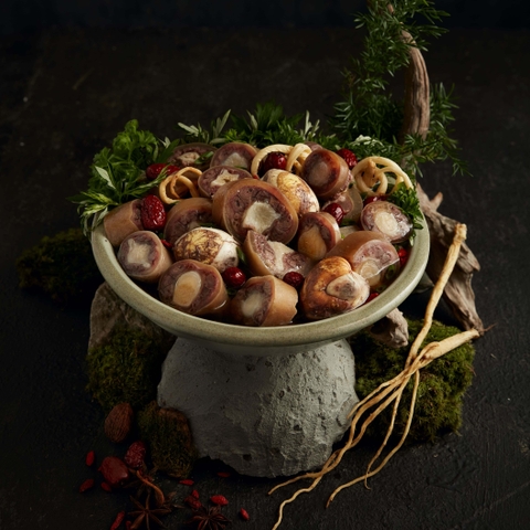 Oxtail stew with red apples