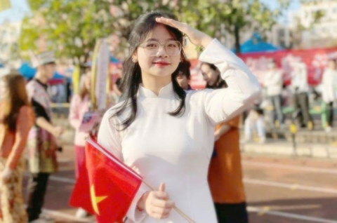 Cô bé 'làm mẹ' năm 9 tuổi giành học bổng du học Trung Quốc