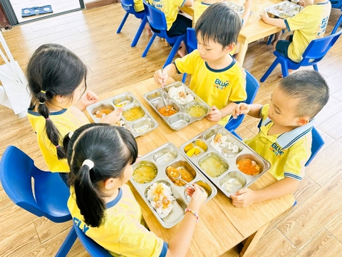 Làm sao giúp bé lịch sự khi ăn uống?