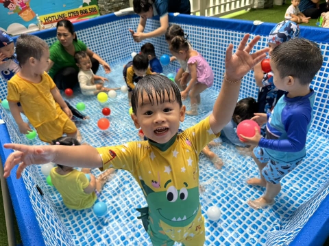 “Tận hưởng những khoảnh khắc đáng yêu khi các con vui chơi cùng nước này, ba mẹ ơi! 🌊💕”