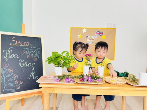 🌺🌺 BÉ CẮM HOA TẶNG MẸ 💐💐