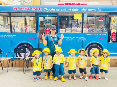 🌎 Hoạt động dã ngoại “ Tham quan đường sách Nguyễn Văn Bình”