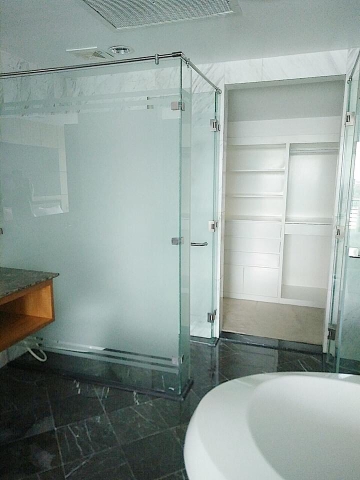 Vách kính phòng tắm