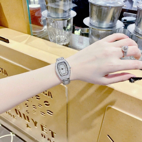Chopard Geneve |Nữ Giới |Mặt Oval |Full Đá |Dây Kim Loại Silver |Máy Pin (Quartz) |Size 20x35mm