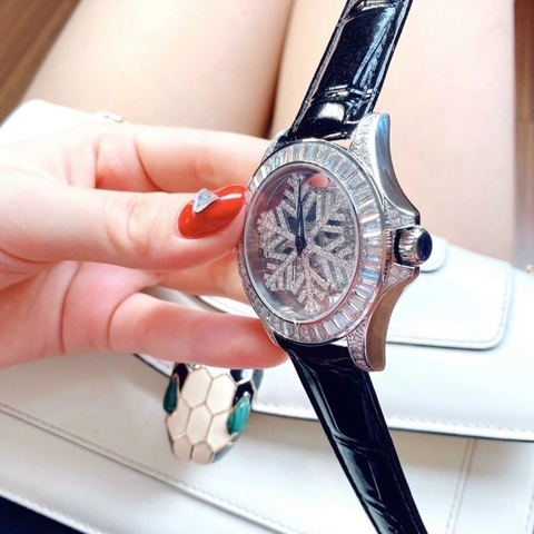 Davena Hoa Tuyết Xoay |Nữ Giới |Đính Đá Silver |Dây Da Đen |Máy Pin (Máy Quartz) |Size 39mm