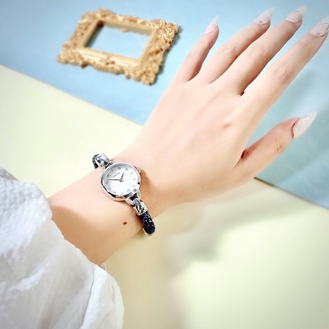 Davena Lắc Tay |Nữ Giới |Trắng Silver |Đính Đá Xanh |Dây Kim Loại |Máy Pin |Size Nhỏ 28mm