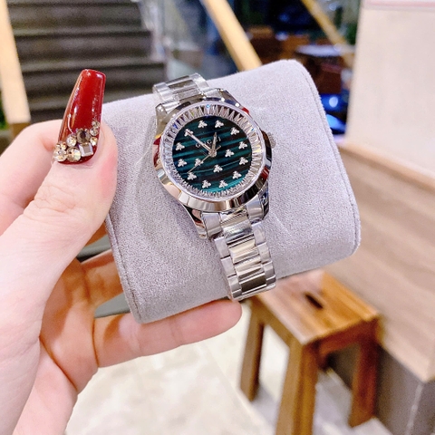 Gucci G-Timeless |Nữ Giới |Mặt Xanh Lá |Đính Ong |Dây Kim Loại Silver |Máy Pin (Quartz) |Size 32mm