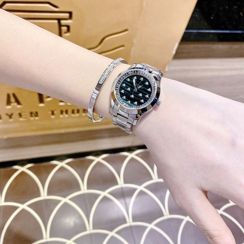 Gucci G-Timeless |Nữ Giới |Mặt Xanh Lá |Đính Ong |Dây Kim Loại Silver |Máy Pin (Quartz) |Size 32mm