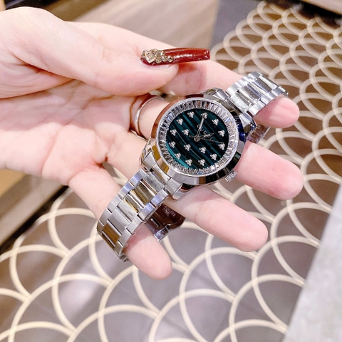 Gucci G-Timeless |Nữ Giới |Mặt Xanh Lá |Đính Ong |Dây Kim Loại Silver |Máy Pin (Quartz) |Size 32mm