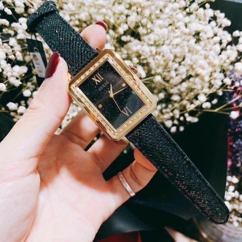 Guess Chipu |Nữ Giới |Mặt Chữ Nhật |Vàng Gold |Dây Da Đen |Máy Pin (Quartz) |Size 28x36mm
