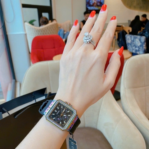 Guess Leo Iridescent |Nữ Giới |Mặt Vuông |Dây Cao Su Đen |Máy Pin (Quartz) |Size 34mm