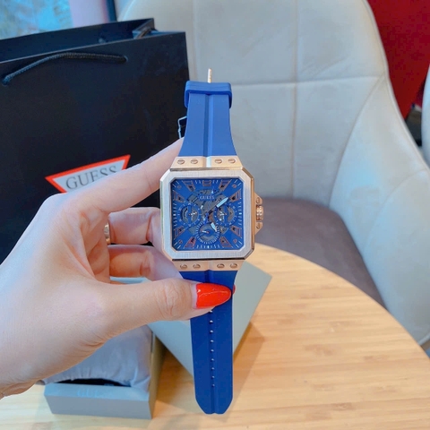 Guess Leo |Nam Giới |Mặt Vuông Rose Gold |Dây Cao Su Xanh |Máy Pin (Quartz) |Size 42mm