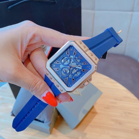 Guess Leo |Nam Giới |Mặt Vuông Rose Gold |Dây Cao Su Xanh |Máy Pin (Quartz) |Size 42mm