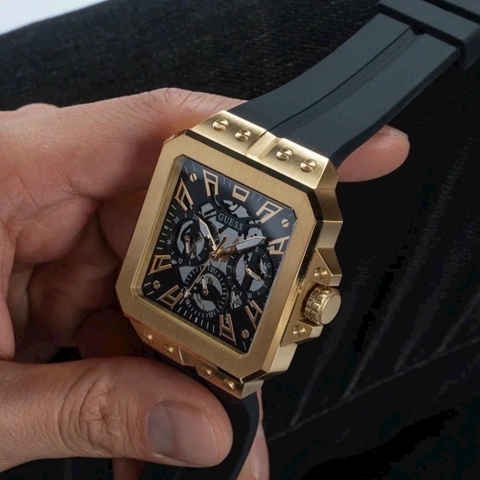 Guess Leo |Nam Giới |Mặt Vuông Vàng Gold |Dây Cao Su Đen |Máy Pin (Quartz) |Size 42mm