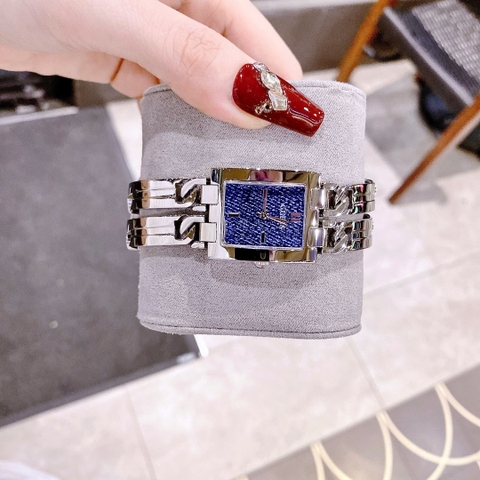 Guess Mod ID |Nữ Giới |Mặt Chữ Nhật |Denim |Lắc Tay Silver |Máy Pin (Quartz) |Size 24x29mm