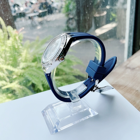 Guess Modern |Nữ Giới |Mặt Tròn Trắng |Dây Sillicone Xanh |Máy Pin (Quartz) |Size 36mm