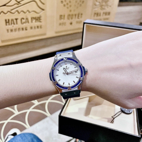 Hublot Geneve |Nữ Giới |Mặt Trắng |Đính Đá |Dây Silicone Xanh |Máy Pin (Máy Quartz) |Size 34mm