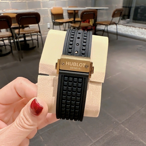 Hublot Square Bang Unico |Nam Giới |Mặt Vuông |Vàng Gold |Dây Silicone |Máy Pin (Máy Quartz) |Size 42x42mm