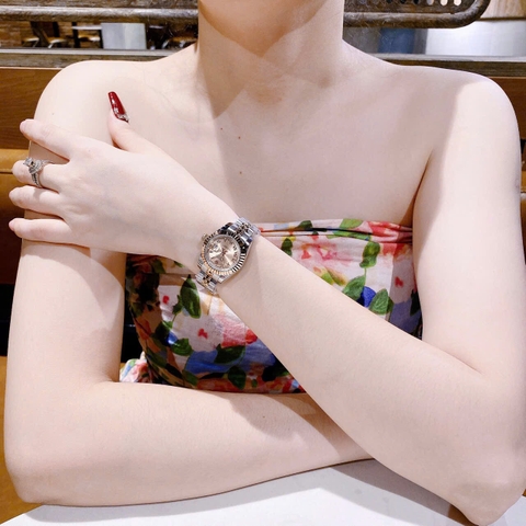 Rolex Mặt Số La Mã |Nữ Giới |Hồng |Niềng Khía |Dây Kim Loại Demi |Máy Pin (Máy Quartz) |Size 28mm