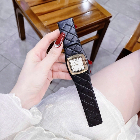 Burberry Mặt Vuông |Nữ Giới |Trắng |Dây Da Đen |Máy Pin (Quartz) |Size 36x36mm