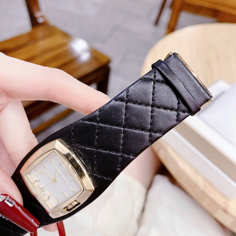 Burberry Mặt Vuông |Nữ Giới |Trắng |Dây Da Đen |Máy Pin (Quartz) |Size 36x36mm