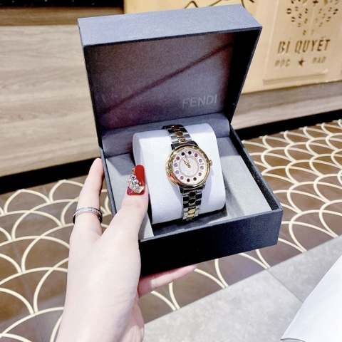 Fendi IShine |Nữ Giới |Mặt Tròn |Đính Diamond Đỏ |Dây Kim Loại Demi Vàng |Máy Pin (Quartz) |Size 33mm