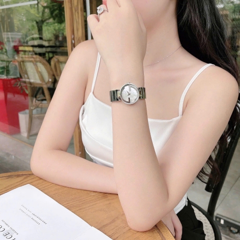Gucci Interlocking Đính Đá |Nữ |Mặt Xà Cừ Trắng |Dây Kim Loại Silver |Máy Pin (Quartz) |Size 30mm
