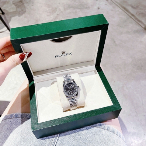 Rolex Date Just |Nữ Giới |Mặt Xám |Đính Đá |Dây Kim Loại Silver |Máy Pin (Máy Quartz) |Size 31mm