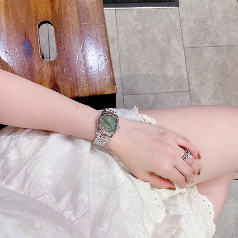 Rolex Date Just |Nữ Giới |Mặt Xanh Rêu |Niềng Khía |Dây Kim Loại Silver |Máy Pin (Máy Quartz) |Size 31mm