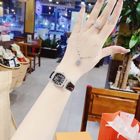 Royal Crown Mặt Oval |Nữ Giới |Đính Đá |Dây Da Đen |Máy Pin (Quartz) |Size 27mm