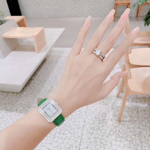 Royal Crown Mặt Vuông |Nữ Giới |Đính Đá |Dây Da Xanh Lá |Máy Pin (Quartz) |Size 34mm