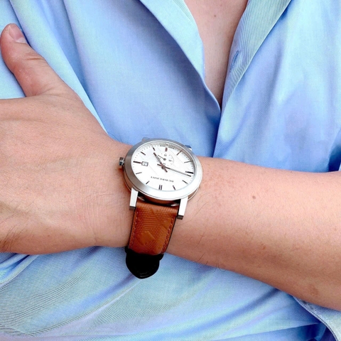 Burberry The City Embossed |Nam Giới |Mặt Trắng |Dây Da Nâu |Máy Pin (Quartz) |Size 42mm