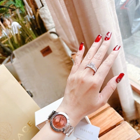 Versace Daphnis |Nữ Giới |Mặt Nâu Đỏ |Dây Kim Loại Silver |Máy Pin (Quartz) |Size 35mm