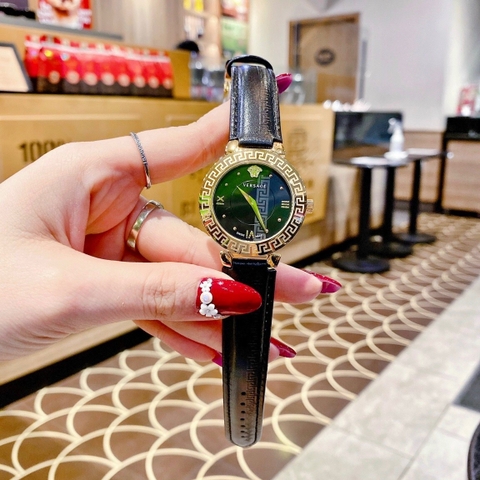 Versace Daphnis |Nữ Giới |Mặt Tròn |Vàng Gold |Dây Da Đen |Máy Pin (Quartz) |Size 35mm