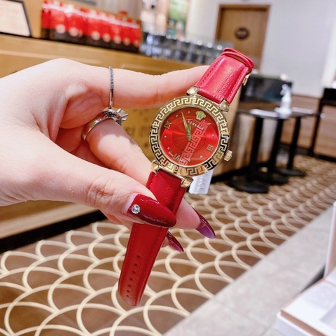 Versace Daphnis |Nữ Giới |Mặt Tròn |Vàng Gold |Dây Da Đỏ |Máy Pin (Quartz) |Size 35mm