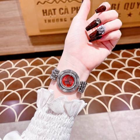 Versace Eon 2 Vòng Xoay |Nữ Giới |Mặt Tròn Đỏ |Dây Kim Loại Silver |Máy Pin (Quartz) |Size 33mm