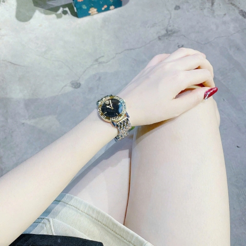 Versace Greca Glass Bracelet |Nữ Giới |Mặt Đen |Dây Kim Loại Demi Vàng |Máy Pin (Quartz) |Size 32mm