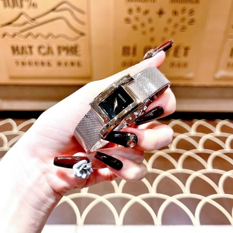 Versace Greca Icon |Nữ Giới |Mặt Chữ Nhật Đen |Dây Lưới Rose Gold |Máy Pin (Quartz) |Size 21x39mm
