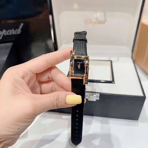 Versace Greca Icon |Nữ Giới |Mặt Chữ Nhật |Vàng Gold |Dây Da Đen |Máy Pin (Quartz) |Size 21x39mm